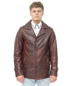 De Crombie staat bekend om zijn iconische stijl en eersteklas vakmanschap en is de inspiratie voor dit jasje van echt koeienhuid, dat alle kwaliteit behoudt die de Crombie-erkenning van koningin Victoria in de jaren 1850 opleverde. Dit jasje heeft een uitbundige revers met brede inkeping en wordt gesloten met grote knopen aan de voorkant van het jasje. De binnenkant van de jas heeft twee geïntegreerde, met leer afgewerkte zakken met ritssluiting en is gevoerd met katoen, zodat de jas zowel comfortabel als stijlvol is. We hebben ook twee schuine paspelzakken in de taille om gemakkelijk toegankelijke opbergruimte toe te voegen aan deze vintage favoriet. • Gemaakt van echt rundleer • Ontworpen als een nieuwe versie van de Crombie-stijl met verlengde lengte • Voorzien van een brede revers en zakken in de taille • De voering van de jas is gemaakt van katoen en heeft twee vakken met ritssluiting erin geïntegreerd
