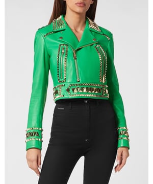 Libere su espíritu rockero y explora nuevos looks con el perfecto de cuero que hemos diseñado para esta temporada. Fíjese en los detalles.   Piel suave   Metal Gothic Plein aplicado en la parte trasera   Tachuelas metálicas   Correa con botón de presión   Cierre de cremallera metálica en la parte delantera, los puños y los bolsillos   Forro de tejido moteado