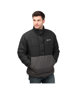 Heren Berghaus Urban Selapass Smock Jacket in zwartgrijs.- Hoge hals.- Halve ritssluiting met stormflap met drukknopen.- Extra borstzak met rits.- Twee zakken met drukknopen.- Zoom met enkele verstelbaarheid.- PFC-vrije DWR.- Bedrukte merkopdruk.- Buitenkant: 100% Polyester. Voering: 100% polyamide.- Ref: 4A001552JG7