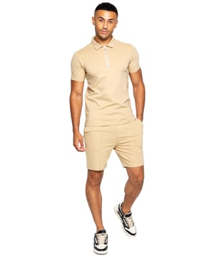 Enzo heren polo trainingspak met kraag. Polo met kraag, ¼ ritssluiting en korte mouwen. Gestikte randen aan mouw en zoom. Stretchstof voor extra comfort. Afgewerkt met stretchshorts. 2 zijzakken, 2 paspelzakken aan de achterkant. Elastische tailleband met verstelbaar trekkoord. Pin Tuck-naad aan de voorkant