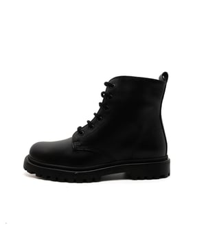 Color: Negro 100 Corte: Piel Interior: Piel Suela: Material intético Cierre: Cordones, cremallera Detalles Modelo con cierre cómodo y suela ultraligera Ajuste: Cómodo Ocasión: Tiempo libre