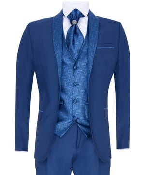 Elegante, elegante y sofisticado, luce perfecto con este traje azul de 4 piezas de primera calidad, que presenta un corte entallado (entre Slim y Regular) con un ajuste más ceñido en el pecho y pantalones entallados más estrechos. La chaqueta tiene una hermosa caída y tiene una construcción de media lona que se amolda a la forma de tu cuerpo cuanto más la uses. Los bolsillos con solapa en contraste, los puños abotonados y una sola abertura en la espalda le dan al traje un toque clásico de refinamiento. El traje presenta un blazer con diseño de cuello redondo chal con un contraste único de cachemira satinada hecho de tela con textura suave. Un chaleco con cachemira completa el traje de 4 piezas con un estilo de 4 botones con bolsillos entallados clásicos y un ajustador trasero para garantizar que puedas crear tu ajuste ideal. El traje es atemporal y contemporáneo al mismo tiempo y te permite lucir lo mejor posible durante todo el día. Combínalo con una camisa blanca y zapatos para un acabado elegante.
