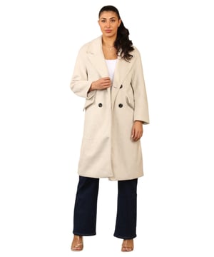 De Bershka Double Breasted Faux Wool Midi Coat in Ivory heeft lange mouwen met manchetten met knopen en klepzakken in de taille. De schouder-knielengte van de jas biedt warmte en bedekking, ideaal voor kille winterdagen. Met deze seizoensjas voor koud weer zie je er fantastisch uit en voel je je zelfverzekerd.