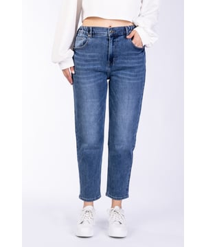 Verkürzte Highwaist-Jeans in Boyfriend-Passform mit elastischem Bund, Gürtelschlaufen und fünf Taschen. Mit Reißverschluss und  Metallknopf vorne.
