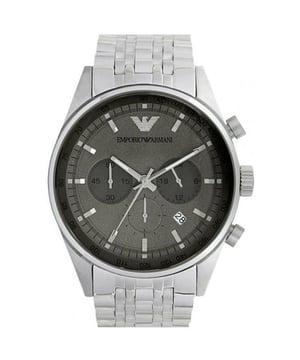Stil und Schlichtheit sind Markenzeichen dieser edlen Uhr von Emporio Armani. Diese Herrenuhr verfügt über ein glattes, graues Zifferblatt aus klassischem Edelstahl mit einem Verschluss, der perfekt an Ihr Handgelenk passt. Sein schlankes und klassisches Edelstahlgehäuse verleiht ihm einen einzigartigen Glanz und silberne Zeiger. Es hat ein 43 mm großes Edelstahlgehäuse und ein 20 mm großes Edelstahlarmband.