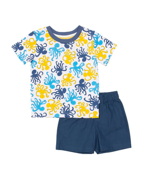A good night's sleep is so important. Help your little one snooze in comfort and style in our organic cotton, short-legged pyjamas. Offering the comfiest stretch jersey top in our fun octopus all-over print, and our super lightweight navy poplin shorts for next to skin comfort and kindness.