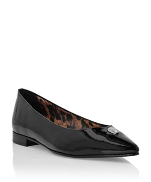 Descubra el atractivo intemporal de los zapatos planos tipo bailarina. Mire esta versión rediseñada en perfecto estilo Plein.   Patente de color   La icónica calavera en su versión joya en la pala   Suela de cuero genuino   Forro de cuero moteado   Etiqueta con logotipo en la plantilla moteada