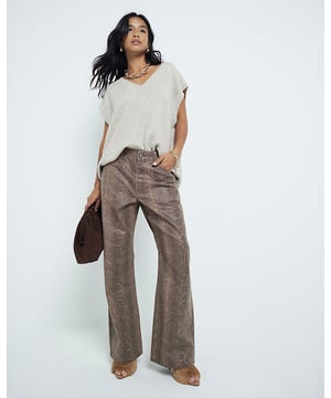 Zip fastening, Pocket detail, Relaxed style, Straight leg, Snake print