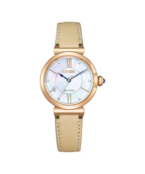 Diese Citizen Analog-Uhr für Frauen ist das perfekte Zeitmesser, um sie zu tragen oder zu verschenken. Das roségoldene 29 mm runde Gehäuse kombiniert mit dem bequemen beigen Lederarmband sorgt dafür, dass Sie dieses atemberaubende Zeitmesser ohne Kompromisse genießen können. Angetrieben von einem hochwertigen Eco-Drive-Uhrwerk und wasserdicht bis 5 Bar, wird Ihre Uhr weiter ticken. Diese hochwertige Uhr verfügt über eine Eco-Drive-Technologie (aufgeladen durch jede Lichtquelle; niemals eine Batterie erforderlich). Diese Analog-Uhr hat eine Funktion: Solar powered. Hochwertiges 19 cm langes und 14 mm breites beiges Lederarmband mit einer Faltschließe. Gehäusedurchmesser: 29 mm, Gehäusehöhe: 8 mm, Gehäusefarbe: Roségold und Ziffernblattfarbe: Perlmutt.