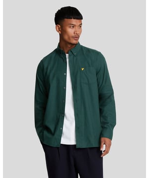Unser schlichtes Flanellhemd aus 100 % gebürsteter Baumwolle hat einen Button-Down-Oxford-Kragen, einen Knopfverschluss vorne und geknöpfte Manschetten. Abgerundet wird das schlichte Design durch eine aufgesetzte Tasche mit unserem charakteristischen goldenen Adler-Logo. Ein echter Klassiker. – Oxford-Kragen – Knopfverschluss vorne – Lange Ärmel mit geknöpften Manschetten – Aufgesetzte Brusttasche – Material: 100 % Baumwolle