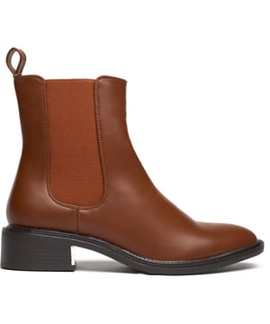 Las botas Chelsea Harper de SOLESISTER combinan el estilo clásico de los modelos Chelsea con un diseño elegante y refuerzos elásticos profundos y derrochan un atractivo de primera calidad. Un elegante detalle de metal dorado y una silueta de punta redonda sobre el tacón cuadrado completan la estética urbana con un aire elegante e informal.