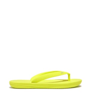 Meisjes Fit Flop Iqushion Ergonomische teenslippers in geel.- Rubberen bovenwerk.- Slip on sluiting.- Anatomisch gevormde bandjes. - Elastische kussens voor hiel en bal van de voet.- Voorgevormde boog.- iQushion technologie.- EVA buitenzool.- Ref: FP2A26