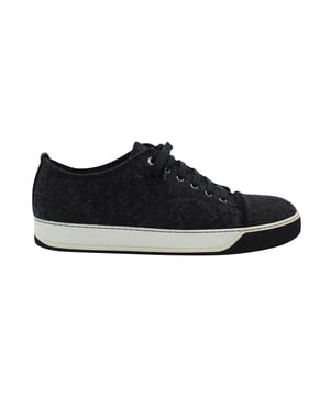 VINTAGE, RRP WIE NEU  
Ein ikonisches, zeitloses Modell der Herrenbekleidung von Lanvin, der DBB1 Sneaker, wird jede Saison neu interpretiert. Klassisch und doch lässig bietet dieser DBB1 Sneaker einen zeitgenössischen, modernen Look. Hergestellt aus Kalbsleder und Gummisohlen, wo Qualität auf Stil trifft.  
Lanvin DDB1 Sneaker aus schwarzer Wolle  
Zustand: sehr gut, mit Schuhkarton und Staubbeutel  
Abnutzungsspuren: Abnutzung an der Wolle  
SKU: 111921  
Farbe: schwarz  
Material: Wolle/Haar  
Größe: US9