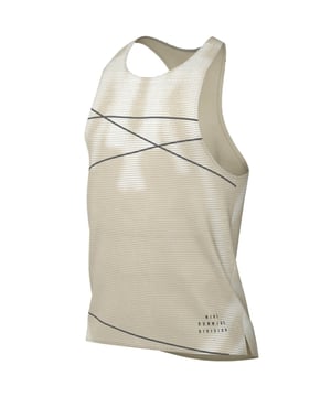Verhoog je stijl met het Nike beige vest. Dit iconische shirt van Nike is niet alleen modieus tijdens het sporten, maar biedt ook een comfortabele pasvorm en premium kwaliteit. Dit shirt is perfect voor alle gymgelegenheden en zorgt ervoor dat je opvalt en je zelfverzekerd voelt. Nike Beige shirt, 91% nylon, 9% elastaan, Beige hardlooptop, Nike Running Division-logo, Swoosh-logo op Beck, Slim Fit,