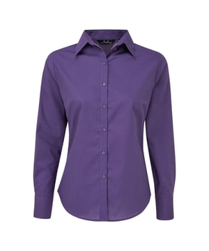 65% Polyester, 35% Baumwoll-Popelin. Design: Unifarben. Knopfverschluss. Abnäher an Rücken, Brustabnäher, Doppelte Falznähte, Pflegeleicht, Perlglanz-Knöpfe. Passform: Anliegend. GSM (Gramm pro Quadratmeter): 105. Nachhaltigkeit: Amfori-Freigabe, BSCI, REACH, Sedex, WRAP Zertifikat. Mit Kragen. Saum: Geschwungener Saum. Bündchen: Doppelknopf. Langärmlig.
