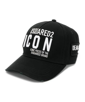 DSQUARED2 en una palabra: icónico. Confeccionada en algodón, esta gorra de béisbol en blanco y negro de la marca está decorada con un logo bordado en la parte delantera y un eslogan impreso en el lateral. Sólo para chicos geniales. Con visera curva con efectos desgastados, cierre ajustable y detalle de eslogan.