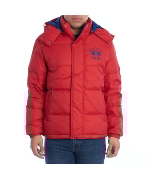 La Martina wattierte Herrenjacke.

 Ein funktionelles und modernes Design zeichnet diese wattierte Jacke La Martina aus, ideal, um im Winter Stil und Wärme zu bewahren.

 Einzelheiten:

 - Aus hochwertigem, windabweisendem Oberstoff.
 - Gepolstertes Futter.
 - Abnehmbare Kapuze mit Reißverschluss und Druckknopfverschluss.
 - Reißverschluss vorne und zusätzliche Klappe mit Druckknöpfen für zusätzlichen Windschutz.
 - Kordelzug am verstellbaren Innensaum.
 - Seitentaschen mit Reißverschluss.
 - Innentasche mit Reißverschluss.
 - Markante La Martina-Stickerei auf der Brust.
 - Elastische Rippbündchen an Bündchen und Saum.

 Diese wattierte Herrenjacke La Martina vereint Wärme, Stil und Funktionalität und ist die perfekte Option für alle, die ein vielseitiges und elegantes Kleidungsstück für den Winter suchen.
 Komposition: Stoff: 100 % Polyamid; Futter: 100 % Polyester; Füllung: 70 % Daunen, 30 % Federn
 Pflege:
- Maschinenwäsche im Schonwaschgang mit kaltem Wasser.
 - Verwenden Sie ein mildes Reinigungsmittel und vermeiden Sie die Verwendung von Bleichmitteln.
 - Benutzen Sie keinen Trockner.
 - Bügeln Sie die Jacke nicht direkt.