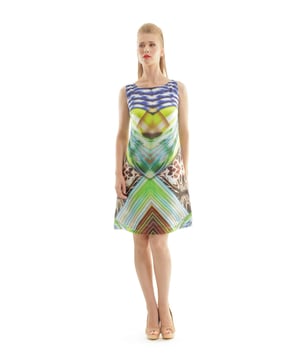 Mit diesem auffälligen Kleid mit abstraktem Print von Conquista stehlen Sie in dieser Saison allen die Show. In A-Linie geschnitten für eine fabelhaft schmeichelhafte Silhouette. Runder Halsausschnitt. Ärmellos. Abgebildetes Model ist 176cm groß und trägt Größe 36/S.