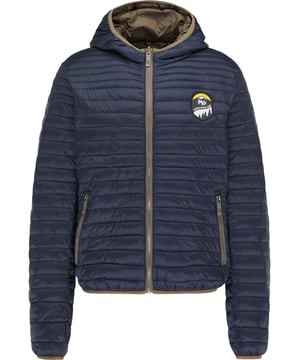 Mit dieser Jacke von Mo erhalten Sie mehr als nur eine Jacke – und das in mehreren Hinsichten! Das sportliche Modell präsentiert sich nämlich als Wendejacke und schenkt Ihnen somit zwei Tragemöglichkeiten. Eine Seite der Jacke ist modern gesteppt und die andere Seite dezent glatt. Beide Varianten verfügen über zwei seitliche Reißverschlusstaschen, die das coole Design ergänzen. Eine feste Kapuze, ein Logo-Badge auf Brusthöhe und 100 % synthetische Wattierung machen dieses raffinierte Stück zu einem Must-Have.  Wendejacke