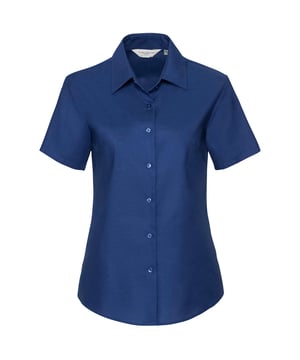 70% Baumwolle, 30% Polyester. Gewebe: Oxford-Stoff. Design: Unifarben. Button-Down-Kragen. Brustabnäher, Pflegeleicht. Passform: Maßgeschneidert. GSM (Gramm pro Quadratmeter): 135. Nachhaltigkeit: Amfori-Freigabe, Better Cotton Initiative, BSCI, Verein für faire Arbeit, Oeko-Tex Standard 100 zertifiziert. Geknöpft, Schaftrand zum Umklappen. Saum: Geschwungener Saum. Kurzärmlig.