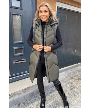 Our Khaki hooded Zip Up Gilet is a wardrobe staple! This design
features 2 zip up pockets, a zip up front and a hood. This gilet is
perfect for this season and will go with every outfit!

Model wears: UK 8/ EU 36/ US 4
Model's height: 165cm/ 5'5"
Approx length from centre back to hem: 100cm 
Fabric composition: 100% Polyester
Colour: KHAKI