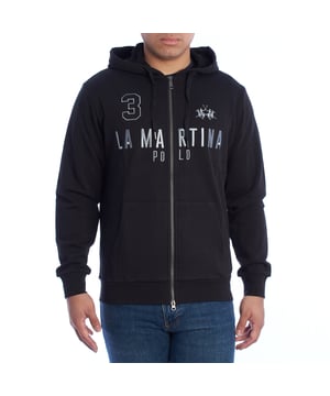 Sudadera con capucha y cremallera La Martina.

Un clásico imprescindible para los días más frescos. Esta sudadera con capucha y cremallera de La Martina combina diseño deportivo con detalles elegantes, convirtiéndola en una prenda perfecta para un estilo casual con toques sofisticados.

Detalles:

- Confeccionada en algodón suave de alta calidad.
- Capucha ajustable con cordones.
- Cierre frontal completo con cremallera metálica resistente.
- Bolsillos estilo canguro.
- Detalles bordados y estampados con el logotipo y emblemas de La Martina.
- Puños y dobladillo en punto acanalado.

Con un diseño que combina comodidad, calidad y detalles exclusivos, esta sudadera con capucha de La Martina es una elección versátil que complementará cualquier estilo casual.
 Composición: 100% Algodón
 Cuidados:
- Lavar a máquina a una temperatura máxima de 30°C.
- Utilizar detergente suave.
- No usar lejía ni blanqueadores.
- Secar a baja temperatura.
- Planchar a temperatura media por el reverso.