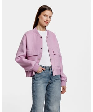 Een elegant bomberjack van een prachtige dubbele kwaliteit wol. De kraag, manchetten en taille zijn gemaakt met een geribbeld effect voor een strakkere look.