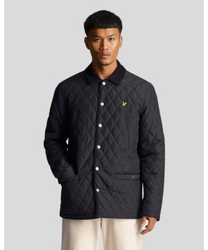 Je ziet er altijd goed uit in deze gewatteerde jas van Lyle & Scott. De voering en afwerkingen zijn gemaakt van 100% katoen en de buitenste laag is gemaakt van 100% polyester. De gewone pasvorm biedt je extra comfort.
