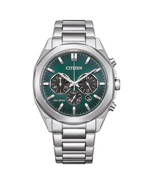 Diese Citizen Chronograph Uhr für Herren ist das perfekte Zeitmessgerät zum Tragen oder Verschenken. Das silberne, runde Gehäuse mit einem Durchmesser von 43 mm kombiniert mit dem komfortablen silbernen Edelstahlarmband garantiert, dass Sie dieses beeindruckende Zeitmesser ohne Kompromisse genießen können. Angetrieben von einem hochwertigen Eco-Drive Werk und wasserfest bis 10 bar, wird Ihre Uhr weiterhin ticken. ECO-DRIVE - Eco-Drive ist eine 40-jährige Kerntechnologie von CITIZEN, die auch bei schwachem Licht Energie erzeugt und es ermöglicht, dass Uhren über sechs Monate lang im Dunkeln laufen. Diese Chronograph Uhr verfügt über eine Kalenderfunktion: Datum, solarbetrieben, Stoppuhr, 24-Stunden-Anzeige und leuchtende Zeiger. Hochwertiges 21 cm langes und 21 mm breites silbernes Edelstahlarmband mit einem Klappverschluss mit Druckknopf. Gehäusedurchmesser: 43 mm, Gehäusehöhe: 12 mm, Gehäusefarbe: Silber und Ziffernblattfarbe: Schwarz.