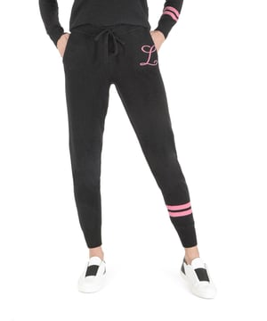 Pantalones de chándal de punto de 12 onzas, elegantes y favorecedores  
Cintura con cordón ajustable  
Dos bolsillos inclinados con una letra contrastante y distintiva en el frente  
Acabado acanalado de 8 cm en el dobladillo del pantalón para un buen ajuste en todas las longitudes de pierna  
Hecho con cachemira de calidad premium  
Elige tu letra de A, D, K, L, M o S  
Limpieza en seco o lavado a mano en frío  
100% cachemira  
Hecho en Mongolia  
Hecho en China  
100% CACHEMIRA