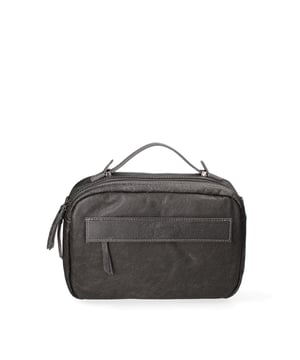 Bolso de mujer. El cierre es con cremallera. Los bolsillos internos son uno con cremallera. Los bolsillos externos son uno frontal con cremallera. La bandolera es ajustable y extraíble en piel. El mango es de piel. Hay un compartimento interno. El material exterior es piel auténtica sauvage. Internamente está forrado en tejido 70% algodón - 30% poliéster. Medidas: 29x20x9 cm. Hecho en Italia