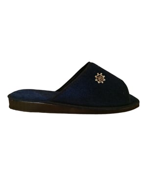 Zapatilla con talón descubierto, lisa con dibujo marinero, fabricada en España con tejidos suaves,forro y plantilla  en tela de rizo.