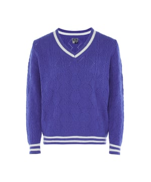 Gefertigt aus einem weichen Garngemisch ist dieser Pullover von DreiMaster Maritim eine lässige Ergänzung Ihrer Knit-Wear. Der softe Ajour-Strick mit V-Ausschnitt und Kontraststreifen lädt zum Strandspaziergang ein.  Pullover Sweater