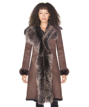 Diese schmal geschnittene Jacke ist ein Beweis für den luxuriösen Reiz von Schaffell und wird von unseren erfahrenen Handwerkern in unserer Londoner Fabrik hergestellt. Dieser Mantel ist in 8 unserer schönsten Farbvarianten erhältlich und zeichnet sich durch die großzügige Freilegung von Schaffell auf der Vorderseite für einen extravaganten und edlen Look aus. Diese Jacke hat ein taschenloses Finish und die Nähte an den Jackenkanten sind alle naturbelassen, um einen klassischen Look zu erzielen. Wir haben diese Jacke aus spanischer Toscana-Wolle gefertigt, die dafür bekannt ist, zu den weichsten und seidigsten Schaffellen zu gehören. Das Ergebnis ist eine Jacke, die in puncto Qualität unbestreitbar ist und in puncto Wärme und Komfort ihresgleichen sucht. Auf Anfrage können wir diese Jacke in jeder gewünschten Länge herstellen, um sicherzustellen, dass Sie dieses Stück in vollem Umfang genießen können. Bitte kontaktieren Sie uns per E-Mail. • Hergestellt aus hochwertigem, doppelseitigem Schaffell. • Dickes Schaffellfutter ist dafür bekannt, dass es Wärme und Komfort bietet. • Verfügt über einen luxuriösen Reverskragen, der mit Haken und Schlaufen befestigt wird. • Erhältlich in 8 verschiedenen Farben. • Sonderanfertigungen für verschiedene Jackenlängen sind auf Anfrage möglich