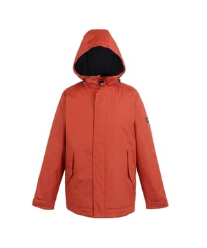 100% Polyester. Stof: Hydrafort. Voering: Sherpa Fleece, Taffeta. Ontwerp: Embleem, Mouwflarden. Stof Technologie: DWR Finish, Isolerend, Sneldrogend, Thermo-Guard, Weerbestendig, Winddicht. Halslijn: Kapitein. Mouwtype: Met lange mouwen. Manchet: Stud. Getapete naden. Eigenschappen motorkap: Opgegroeide motorkap, regelklep. Zakken: 2 Onderste zakken, Handwarmer, Binnen, Ritssluiting, Klepsluiting. Bevestiging: Volledige ritssluiting, Stud. Hem: Verstelbaar. Duurzaamheid: Gemaakt van gerecycled materiaal. S: 38 in. M: 40 in. L: 42 in. XL: 44 in. XXL: 48 in. 3XL: 51 in. 4XL: 54 in. 5XL: 57 in.
