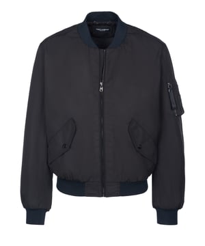 100% Polyester; Dolce & Gabbana Jacke;  Modell:G9QP9T HUMHF 15;  Hochwertig verarbeitet;  Reißverschluss, College-Kragen;  2 Taschen mit Knöpfe vorne;  Leicht gefüttert;  Dolce & Gabbana Logodetails