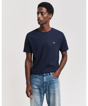 This T-shirt is crafted in soft cotton and features a regular, comfortable fit. An elevated and sporty basic, details include a ribbed crew neck, piping detailing and Gant's iconic Archive Shield graphic embroidered at the chest.
Regular fitCrew neckShort sleevesGANT graphic embroidered at chest 
2004086