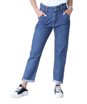 MYT Womens Boyfriend Jeans zorgen voor een perfecte pasvorm voor mensen met een rond figuur. - High Waisted met plooien aan de voorkant en Gemaakt van denim van hoge kwaliteit, deze jeans is ontworpen om veelvuldig dragen en thee te weerstaan. - - . Relaxed Fit Tapered Legs Met een klassiek boyfriend jeans silhouet kan deze jeans zowel omhoog als omlaag gekleed worden voor verschillende gelegenheden. - - .  Deze jeans is baggy aan de bovenkant met brede taille en taps toelopend op de benen. - - . Over het algemeen in goede staat, er zitten wat losse draadjes aan de randen van de knoopsgaten. - - .   Maat 10 is 28 inch in de taille. - - . . . - - .   Maat 12 is 30 inch in de taille. - - . . . - - .   Maat 14 is 32 inch in de taille. - - . . . - - .   Maat 16 is 34 inch in de taille. - - . . . - - .   Maat 18 is 36 inch in de taille. - - . . . - - .   Maat 20 is 38 inch in de taille. - - . . - - . Maat 22 is 40 inch in de taille. - - . . . - - . Maat 24 is 42 inch in de taille. - - . . . - - .