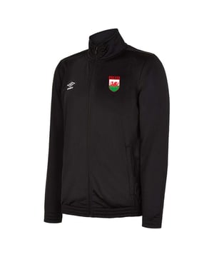 La chaqueta de pista negra de Umbro Wales Tricot Men es una pieza de ropa exterior elegante y deportiva que rinde homenaje al equipo nacional de fútbol galés. Esta chaqueta de pista celebra el orgullo galés y muestra su apoyo al equipo de una manera de moda.

Diseñado con un elegante color negro, esta chaqueta exuda una estética atemporal y versátil. El diseño clásico de la chaqueta de pista se complementa con el icónico logotipo de Umbro que se muestra en el cofre, que representa el compromiso de la marca con la calidad y el estilo.

Hecho a partir de tela tricot de alta calidad, esta chaqueta de pista ofrece una sensación cómoda y liviana. La tela proporciona calidez y protección contra los elementos al tiempo que permite la transpirabilidad y la libertad de movimiento. Es adecuado para varias condiciones climáticas, lo que lo hace versátil tanto para las sesiones de entrenamiento como para el uso casual.

La chaqueta de pista presenta un cierre delantero de Zip Full, que permite una ventilación fácil y apagada y ajustable. Los puños acanalados y el dobladillo proporcionan un ajuste seguro, mientras que el collar de pie agrega un toque de sofisticación y protección adicional contra el viento.

Una de las características destacadas de esta chaqueta de pista es su diseño inspirado en Gales. La chaqueta muestra con orgullo la cresta del equipo galés en el cofre, mostrando su apoyo al fútbol galés y agregando un sentido de orgullo nacional.

Ya sea que asista a un partido, participe en actividades deportivas o simplemente busque una opción de ropa exterior de moda y deportiva, la chaqueta de pista negra de los hombres Tricot Umbro Wales es una excelente opción. Su combinación de comodidad, estilo y espíritu de equipo lo convierte en una adición destacada a su guardarropa, lo que le permite mostrar su apoyo al equipo nacional de fútbol galés con orgullo.