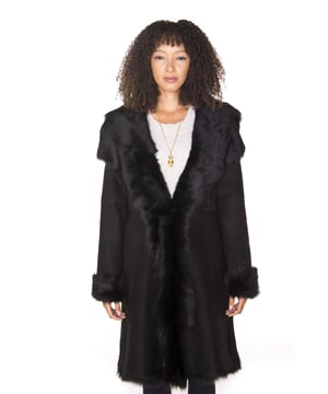 Diese schmal geschnittene Jacke ist ein Beweis für den luxuriösen Reiz von Schaffell und wird von unseren erfahrenen Handwerkern in unserer Londoner Fabrik hergestellt. Dieser Mantel ist in 8 unserer schönsten Farbvarianten erhältlich und zeichnet sich durch die großzügige Freilegung von Schaffell auf der Vorderseite für einen extravaganten und edlen Look aus. Diese Jacke hat ein taschenloses Finish und die Nähte an den Jackenkanten sind alle naturbelassen, um einen klassischen Look zu erzielen. Wir haben diese Jacke aus spanischer Toscana-Wolle gefertigt, die dafür bekannt ist, zu den weichsten und seidigsten Schaffellen zu gehören. Das Ergebnis ist eine Jacke, die in puncto Qualität unbestreitbar ist und in puncto Wärme und Komfort ihresgleichen sucht. Auf Anfrage können wir diese Jacke in jeder gewünschten Länge herstellen, um sicherzustellen, dass Sie dieses Stück in vollem Umfang genießen können. Bitte kontaktieren Sie uns per E-Mail. • Hergestellt aus hochwertigem, doppelseitigem Schaffell. • Dickes Schaffellfutter ist dafür bekannt, dass es Wärme und Komfort bietet. • Verfügt über einen luxuriösen Reverskragen, der mit Haken und Schlaufen befestigt wird. • Erhältlich in 8 verschiedenen Farben. • Sonderanfertigungen für verschiedene Jackenlängen sind auf Anfrage möglich