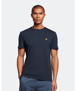 Das Lyle & Scott Martin T-Shirt aus strapazierfähigem, leichtem Baumwoll-Polyester-Mix ist diese Saison ein Must-have für jeden Sportler. Perfekt fürs Fitnessstudio, zum Kicken oder auch für entspannte Tage zu Hause. Dieses T-Shirt passt zu fast allem und ist in vielen Farben erhältlich. Mit Detailnähten an Schultern, Kragen und Bündchen sowie unserem charakteristischen Golden Eagle. Passform: Normal. Es sitzt weder zu eng noch zu locker und verleiht Ihnen einen klassischen, zeitlos-stilvollen Look. Wir empfehlen Ihnen, Ihre gewohnte Größe zu bestellen. Wenn Sie zwischen zwei Größen schwanken, wählen Sie eine Nummer größer.