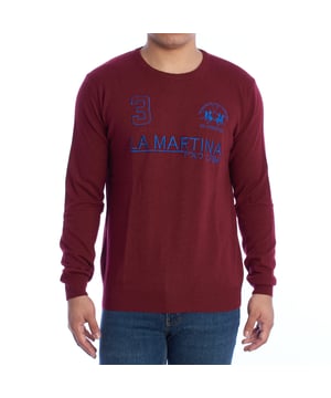 Jersey básico de hombre de La Martina.

La esencia de la elegancia deportiva se combina con la tradición del polo en este jersey de hombre  de La Martina. 

Detalles:

- Confeccionado en tejido suave y cálido.
- Cuello redondo que aporta un toque clásico y sofisticado.
- Bordados con el logotipo de La Martina, la frase "Tradición del Polo Argentino" y un número 3.
- Puños y dobladillo en canalé que aseguran un ajuste cómodo y mantienen la forma del jersey.
- Corte regular que se adapta fácilmente a diferentes tipos de cuerpo..
- Perfecto para combinar con looks casuales o más formales, adaptándose a cualquier ocasión.

Un jersey para hombre que trasciende lo casual, combinando estilo y tradición en cada detalle. Ideal para complementar looks sofisticados o relajados con un toque de autenticidad y distinción.
 Composición: 40% Viscosa, 30% Poliamida, 25% Lana, 5% Lana de cachemira
 Cuidados:
- Lavar a mano o en ciclo delicado con agua fría.
- No usar lejía.
- No usar secadora.
- Planchar a baja temperatura.