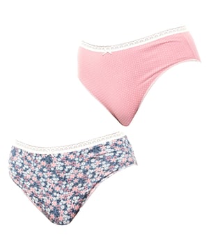 Pack x 2 Braguitas Brislip Coquette Daisypois - Janira.

El Pack x 2 Braguitas Brislip Coquette de Janira es perfecto para aquellas que buscan estilo y comodidad en su día a día. 

Este pack incluye dos bragas de corte brislip, presentadas en diferentes colores y estampados para variar tu look según el momento.

Las braguitas cuentan con una delicada blonda elástica en la cintura que no solo añade un toque femenino, sino que también asegura un ajuste cómodo y flexible. El detalle de lacito en el centro le aporta un acabado coqueto y elegante.

Fabricadas con algodón de alta calidad, estas braguitas se adaptan perfectamente a tu cuerpo, brindando suavidad y transpirabilidad. El tejido natural permite una sensación de frescura y confort durante todo el día, haciendo que sean ideales para el uso diario.

Este pack de braguitas brislip de Janira es ideal para mujeres que buscan comodidad, suavidad y un toque coqueto, con la garantía de la frescura del algodón.
 Composición: 95% Algodón, 5% Elastano
 Cuidados:
- Lavar a mano o en ciclo delicado.
- Utilizar detergente suave.
- No usar lejía.
- Secar al aire.
- No planchar.
