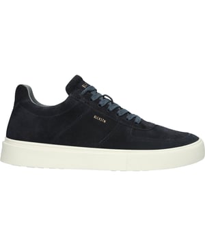 Sneaker (low) der Marke Blackstone. In der Farbe NAVY. Hergestellt aus Suede mit einem Futter aus Leather. Dieser Schuh ist mit einer Cup Sohle gefertigt.