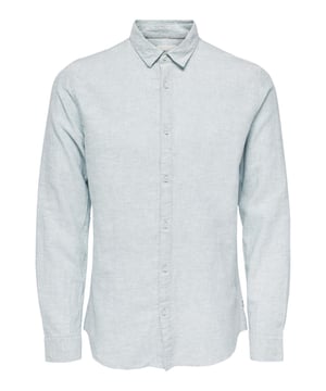 Dieses langärmelige Herrenhemd ist die perfekte Wahl für einen Smart-Casual-Look - eine perfekte Verschmelzung von zeitloser Klasse und modernem Stil. Der Slim-Fit-Schnitt verleiht dem Hemd eine schlanke Silhouette, die Ihren Look subtil unterstreicht und Ihre individuelle Eleganz unterstreicht.  Der Kent-Kragen, eine Hommage an die traditionelle Eleganz, verleiht diesem Hemd eine raffinierte Note. Die Knopfleiste sorgt nicht nur für eine Prise Funktionalität, sondern setzt auch modische Akzente. Die verstellbaren 2-Knopf-Manschetten ermöglichen eine individuelle Anpassung und verleihen einen Hauch von Finesse. Der abgerundete Saum setzt einen modernen Akzent und sorgt dafür, dass das Hemd sowohl in den Hosenbund gesteckt als auch darüber getragen gut aussieht.  Der hohe Tragekomfort dieses Hemdes macht es nicht nur zu einem Kleidungsstück, sondern zu einem Erlebnis. Aus hochwertigen Materialien gefertigt, fühlt es sich nicht nur angenehm auf der Haut an, sondern bietet auch eine lang anhaltende Qualität.  Ob zu formellen Anlässen oder zum smarten Freizeitlook - dieses Hemd begleitet Sie auf Ihrem stilvollen Weg.