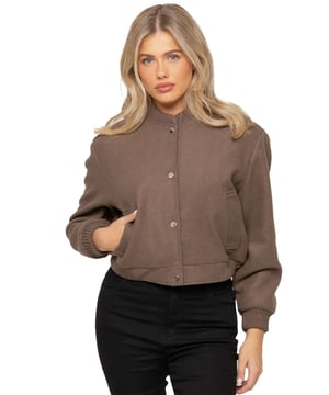 La Chaqueta Bomber de Lana para mujer presenta un elegante cuello y puños acanalados, complementados por un diseño clásico con botones. Fabricada con un tejido suave y de alta calidad, ofrece un ajuste cómodo y relajado. Con dos bolsillos laterales funcionales y una silueta recortada, esta chaqueta combina estilo y confort sin esfuerzo. Hecha de una mezcla de 96% poliéster y 4% elastano, es lavable a máquina para un cuidado fácil