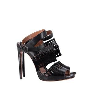 VINTAGE, RRP AS NEW
The AlaÏa Cut Out Ankle-Strap Sandals are the ultimate summer wardrobe enhancement. Featuring an open toe, ankle strap design and a fixed high heel, these sandals are sure to turn heads with their bold black tone. Pair yours with skinny jeans or a flirty summer dress when you're ready to set off your look with these chic shoes.
*with dust bag
AlaÏa Cut Out Ankle-Strap Sandals in Black Leather
Condition: Very good
Sign of wear: Moderate wear throughout
SKU: 337186   
Color: black
Material: Leather
Size: EU39.5
