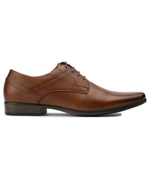 Disfrute de la sofisticación elegante con los zapatos Soletrader Hyde Derby. Estos elegantes zapatos con cordones, confeccionados exclusivamente para los gustos más exigentes, combinan la artesanía experta con el estilo moderno. La parte superior de cuero pulido garantiza una apariencia lujosa, mientras que la elegante suela proporciona una pisada firme. Ya sea que se dirija a la oficina o a una salida nocturna, cada paso de estos zapatos Soletrader hechos a mano irradia elegancia refinada.