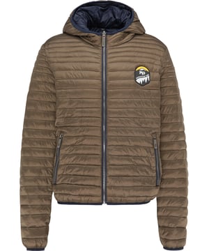 Mit dieser Jacke von Mo erhalten Sie mehr als nur eine Jacke – und das in mehreren Hinsichten! Das sportliche Modell präsentiert sich nämlich als Wendejacke und schenkt Ihnen somit zwei Tragemöglichkeiten. Eine Seite der Jacke ist modern gesteppt und die andere Seite dezent glatt. Beide Varianten verfügen über zwei seitliche Reißverschlusstaschen, die das coole Design ergänzen. Eine feste Kapuze, ein Logo-Badge auf Brusthöhe und 100 % synthetische Wattierung machen dieses raffinierte Stück zu einem Must-Have.  Wendejacke