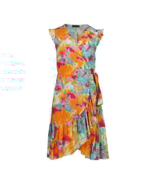 Setzen Sie ein mutiges Statement mit diesem auffälligen Wickelkleid, das aus 100 % Viskose-Voilé gefertigt ist und ein leichtes, atmungsaktives Tragegefühl bietet. Das lebendige, mehrfarbige Muster bringt einen Energieschub in Ihre Garderobe, während der Rüschensaum dem Design einen verspielten Touch verleiht. Perfekt für warme Tage und Sommerausflüge, verfügt dieses Kleid über eine schmeichelhafte Wickelsilhouette, die sich mit einem passenden Band in der Taille bindet. Mühelos stylisch und bequem, ist es eine ideale Wahl für legere und besondere Anlässe.
